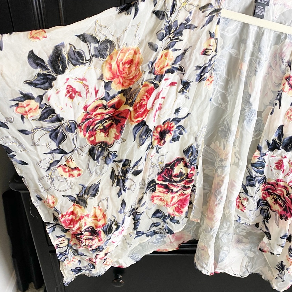 Roffe Accessories Short Sleeve Luxe Floral Shawl - Picture 2 of 6